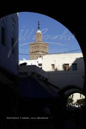 Image du Maroc Professionnelle de  Parmi les endroits les plus pittoresques de Casablanca, la Cité de Habous conçue par les architectes Auguste Cadet et Edmond Brion d’après l’ébauche d’un premier plan-masse dû à Albert Laprade. La construction n’avait commencé qu’après la première guerre mondiale. Situé près du Palais Royale, ce joyau architectural est le point de départ de la nouvelle médina de la ville, Vendredi 18 Novembre 2011. Au centre le minaret de La mosquée Ben Youssef. Le quartier des Habous fait partie du patrimoine architectural de Casablanca (Photo / Abdeljalil Bounhar)



